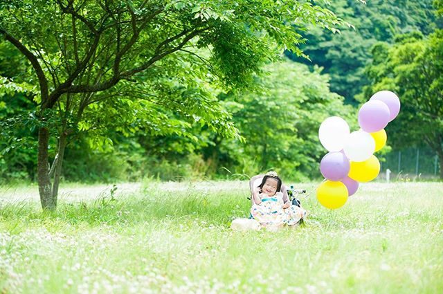 Happy 2nd birthday!!お祝い風船ものがたりづくりの前日の予報で 風速5mくらいまでが使用可能範囲となります。#balloon #お誕生日記念#出張撮影#条件付き#写真好きな人と繋がりたい #写真撮ってる人と繋がりたい #ファインダー越しの私の世界 #子供写真#ロケーション撮影 #kidsphotography #park#湘南#鎌倉#葉山#baby#ig_kids #ig_japan #コドモノ (Instagram)