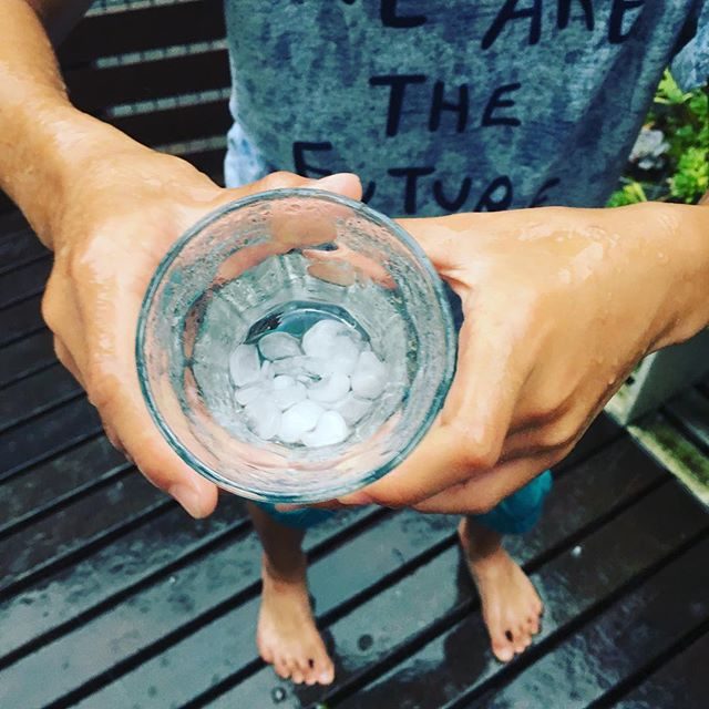 でっかい 雹 が ︎︎ベランダで拾い集める息子と お友達。。カルピスかけて カキ氷にするんだって最近の異常気象 心配です。#いまそら#今気象#ゲリラ豪雨#雹#夏の雹#異常気象#summer#どうなってるの#ig_japan #ig_kids #小学五年生 (Instagram)