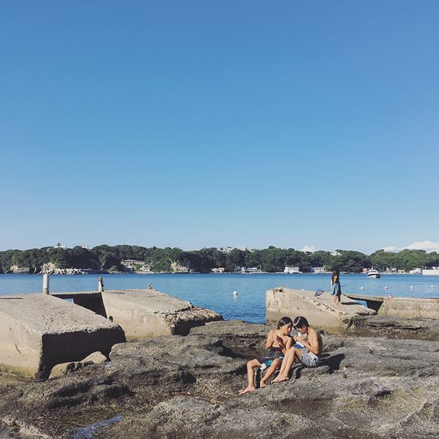 今年の自由課題は「赤潮」に決めた息子と赤潮ハント。先日までの赤潮はもうどこへやらで透明度が戻っていて海遊びに切り替え素潜りから 戻ってこない。。 #海の家#油壺#赤潮#自由課題#夏休み#summer#素潜り#小学5年生#三浦半島 (Instagram)