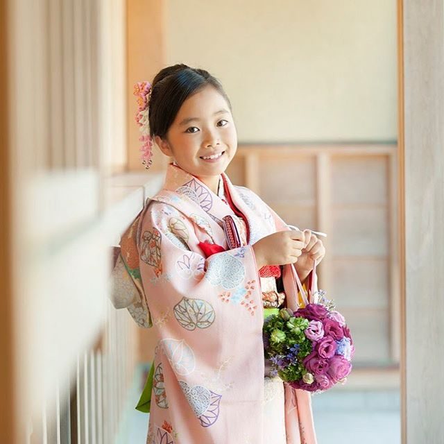 今年も @leplaisir_leplaisir さんの フラワーボールが素敵です11/1、2は大阪へ出張撮影を予定しております。七五三以外の撮影も可能です。晴れますように️ #出張撮影#大阪#関西子育て#フラワーボール#七五三撮影#子供写真#ig_kids #ig_japan #kimono#写真好きな人と繋がりたい #写真撮ってる人と繋がりたい #itophotography#flowers#葉山#湘南#森戸神社 (Instagram)