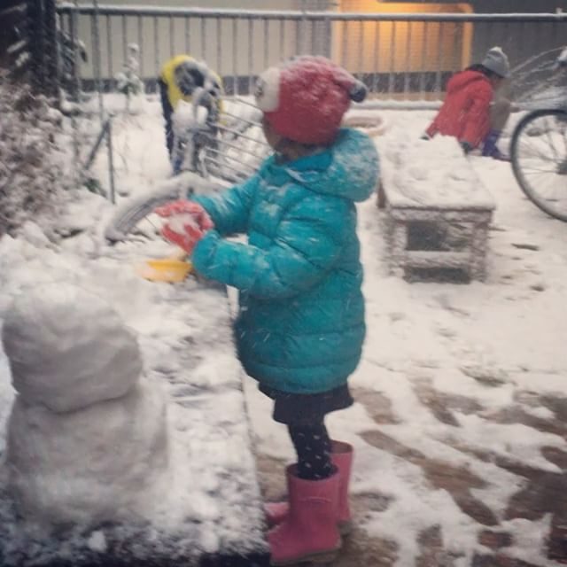 あっという間に遊べるくらい積もる。赤 青 黄色の子寝転がってる子も いる。海の町の雪だるまは貝がシンボルマークなんだって☃️ #初雪#snow#放課後#雪あそび (Instagram)