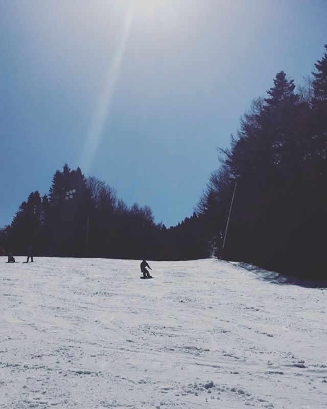 息子 初スキー場初スノーボード。スパルタ特訓中。#初スキー場#初スノーボード#子育て (Instagram)