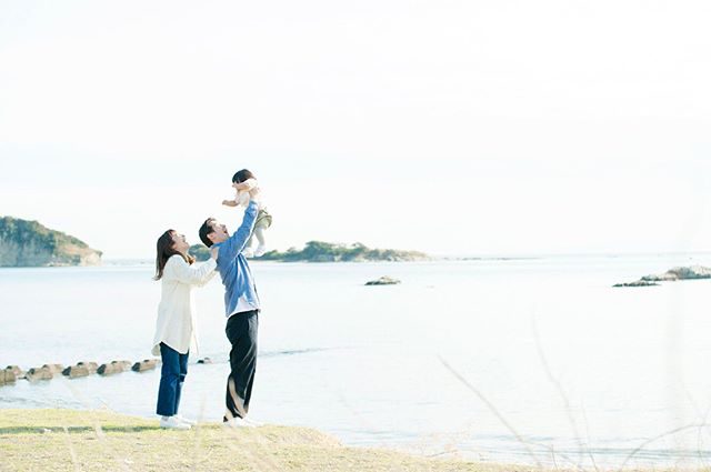 海辺の時間。お誕生日記念に。#出張撮影#ロケーションフォト#写真好きな人と繋がりたい #写真撮ってる人と繋がりたい#湘南#家族写真#kidsphotography#1歳記念#東京カメラ部#family#絵本#beach#sea#葉山歩き (Instagram)