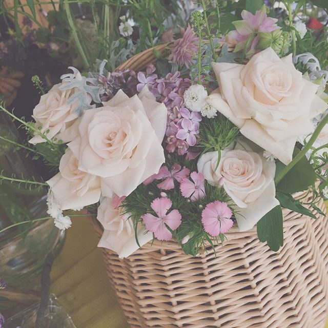 逗子映画祭のお花屋さんにて。いつになく ふんわりとした雰囲気で作ってた @leplaisir_leplaisir さんのフラワーバスケット。とっても新鮮で キュン︎ときました。オプション料金となりますがこんな感じでボリューム満点のお花でのお祝い花も可能です#ブレジール#leplaisir#母の日#逗子映画祭#flower#bouquet#出張撮影#ロケーションフォト#rose (Instagram)